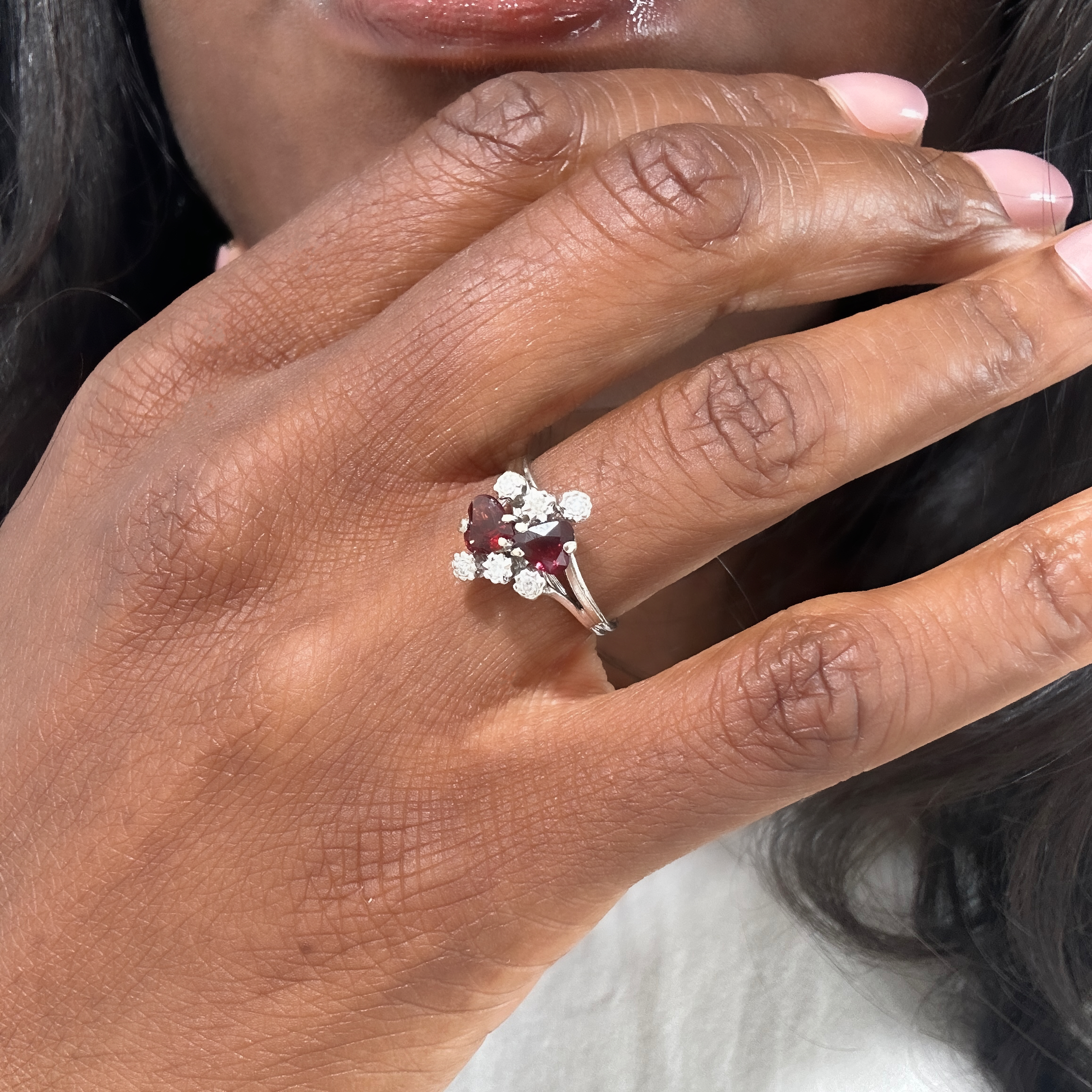 Bague or blanc, diamants et grenats taille cœur « Aimée » – Image 2