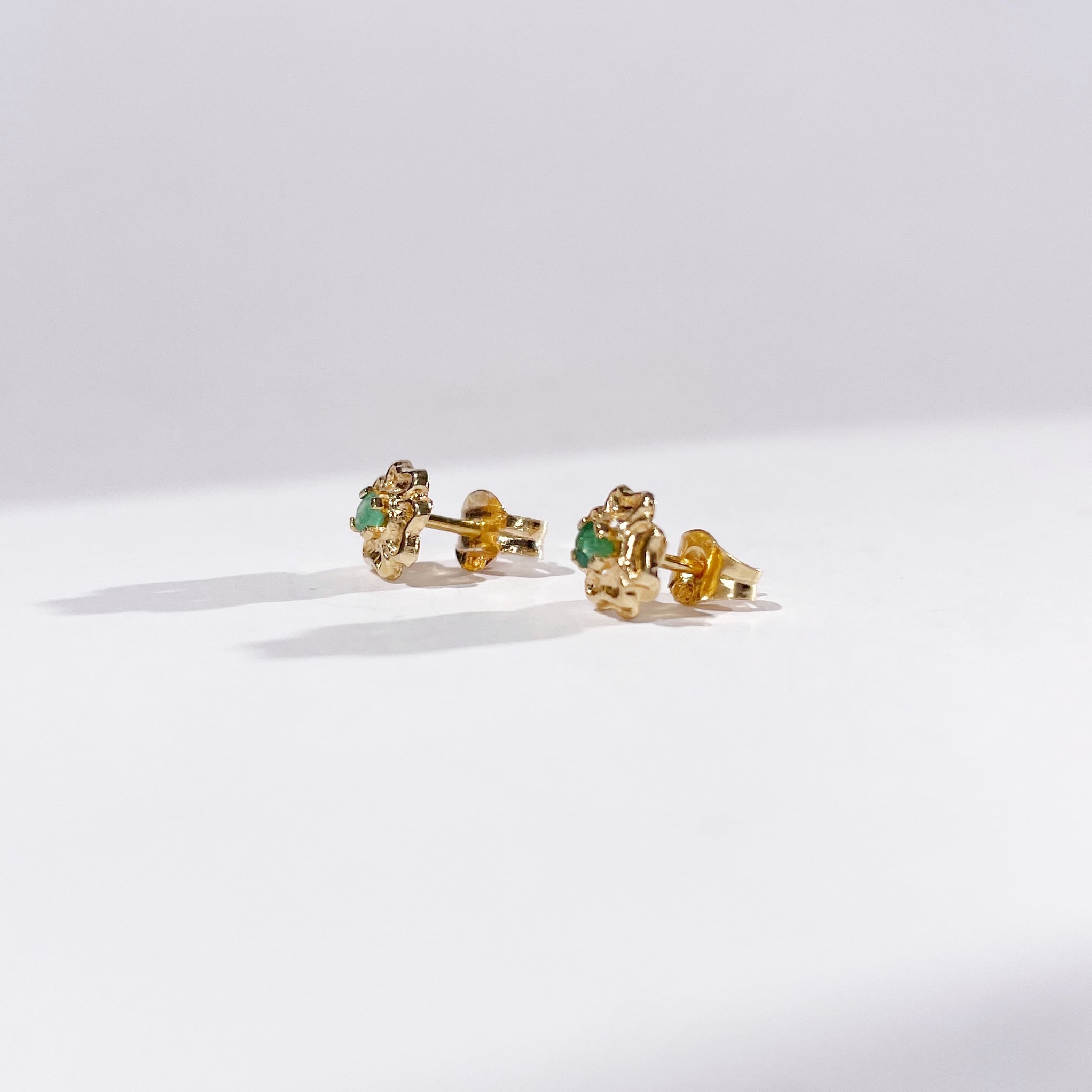 Gold and emerald lucky clover stud earrings « Maeve » – Image 4